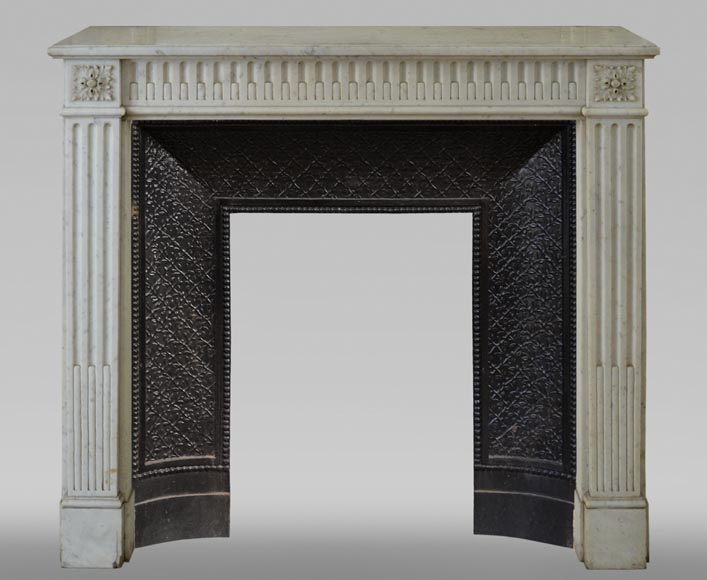 Cheminée ancienne de style Louis XVI à rudentures en marbre de Carrare-0