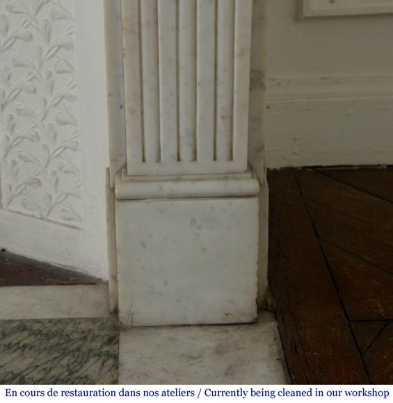 Cheminée ancienne de style Louis XVI à rudentures en marbre de Carrare-7