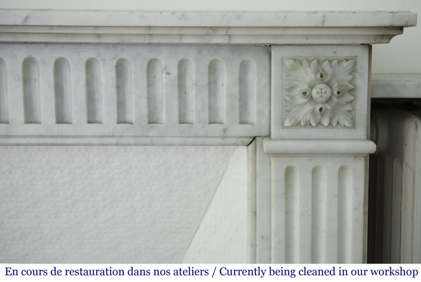 Cheminée ancienne de style Louis XVI à rudenture en marbre de Carrare-6