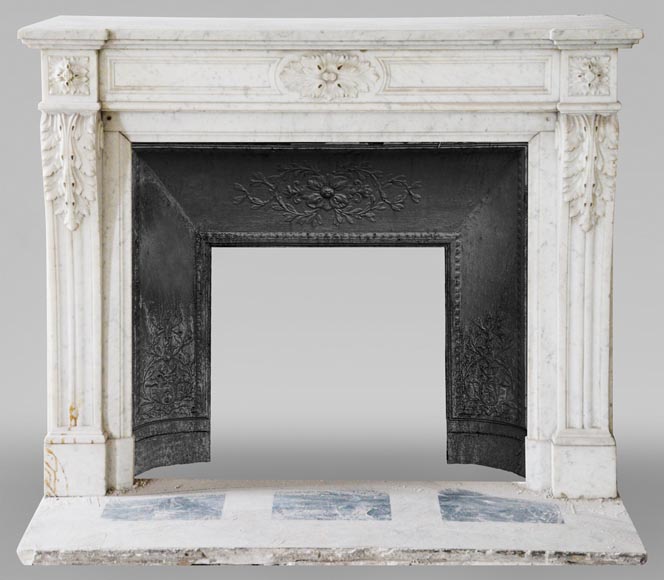 Cheminée ancienne de style Louis XVI à décor de feuille d'acanthe en marbre de Carrare -0