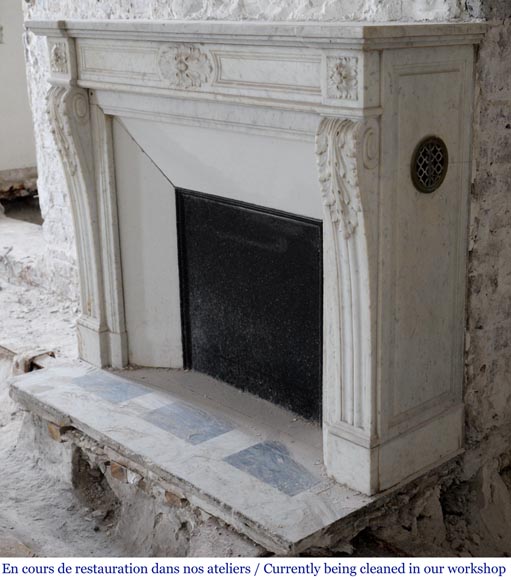 Cheminée ancienne de style Louis XVI à décor de feuille d'acanthe en marbre de Carrare -4