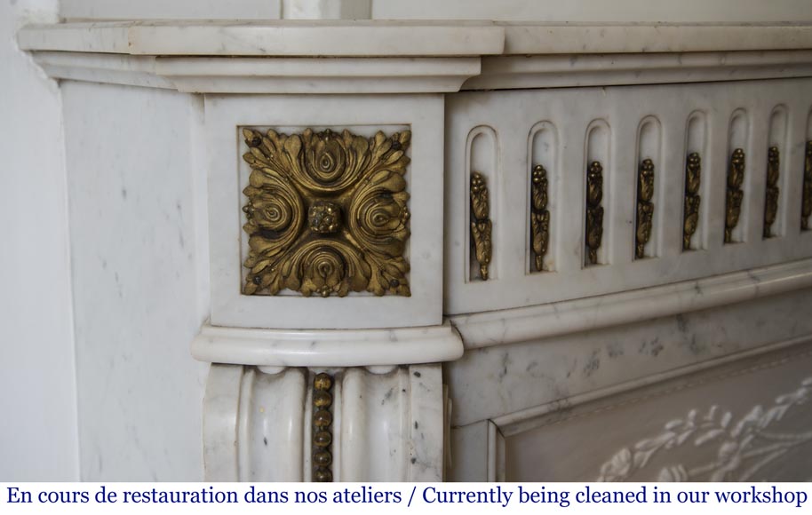 Cheminée ancienne de style Louis XVI en marbre de Carrare et ornementations de bronze-3