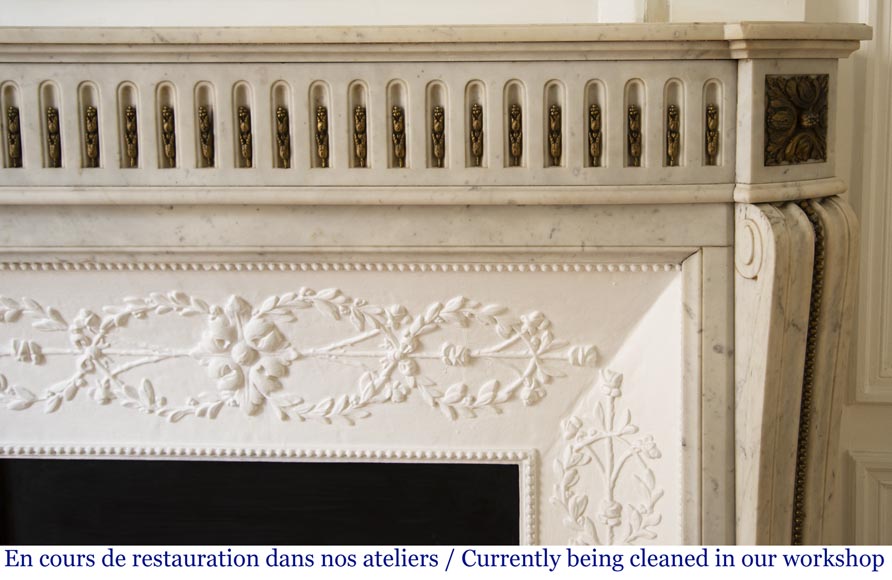 Cheminée ancienne de style Louis XVI en marbre de Carrare et ornementations de bronze-6