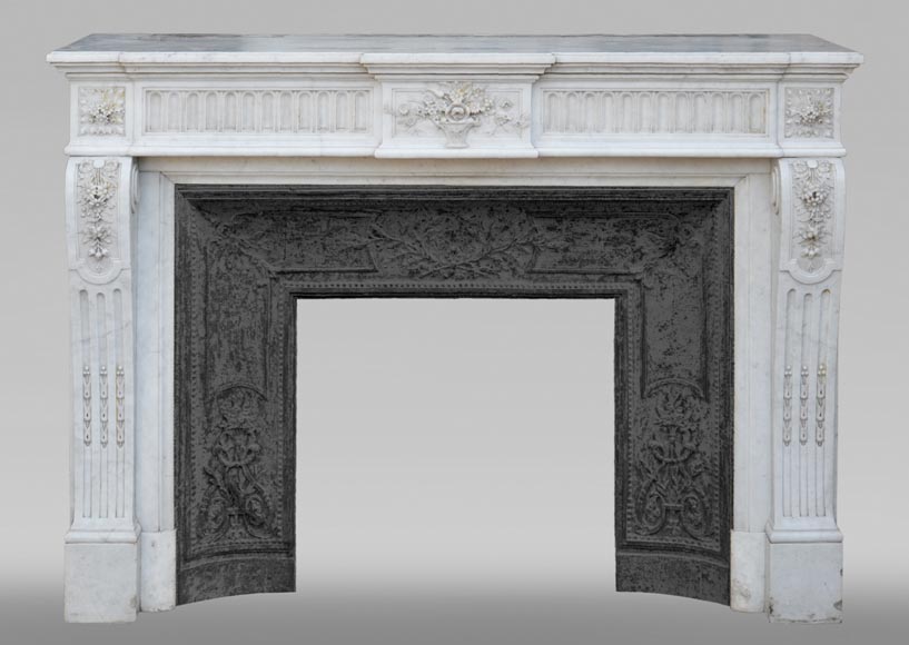 Cheminée ancienne de style Louis XVI en marbre de Carrare au panier fleuri-0