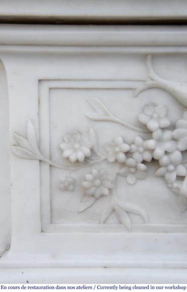 Cheminée ancienne de style Louis XVI en marbre de Carrare au panier fleuri-2