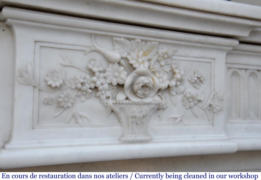 Cheminée ancienne de style Louis XVI en marbre de Carrare au panier fleuri-3