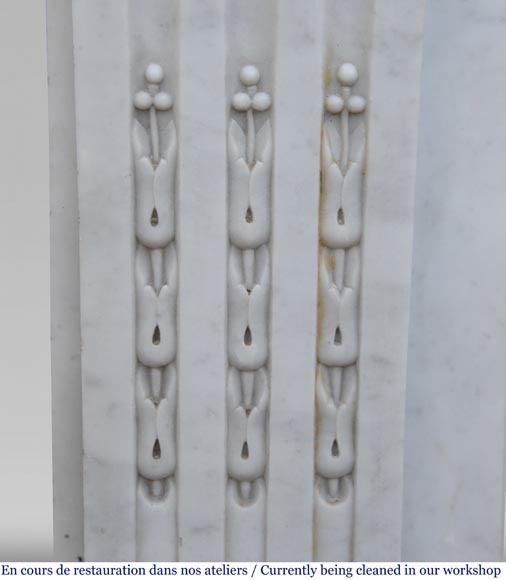 Cheminée ancienne de style Louis XVI en marbre de Carrare au panier fleuri-8
