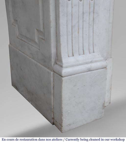 Cheminée ancienne de style Louis XVI en marbre de Carrare au panier fleuri-9