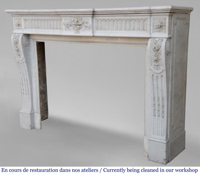 Cheminée ancienne de style Louis XVI en marbre de Carrare au panier fleuri-10