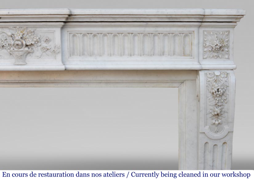 Cheminée ancienne de style Louis XVI en marbre de Carrare au panier fleuri-11