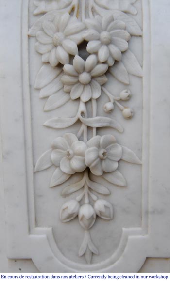 Cheminée ancienne de style Louis XVI en marbre de Carrare au panier fleuri-12