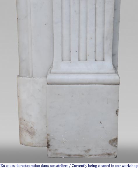 Cheminée ancienne de style Louis XVI en marbre de Carrare au panier fleuri-14