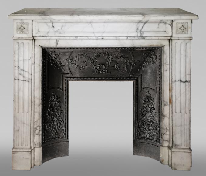 Cheminée ancienne de style Louis XVI aux rosettes en marbre Arabescato-0