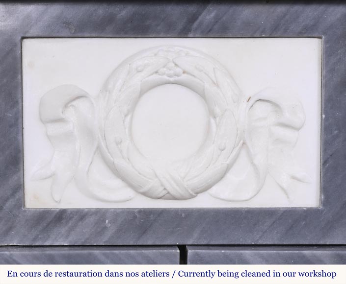 Cheminée de style Empire en marbre bleu turquin à colonnes en marbre statuaire-5