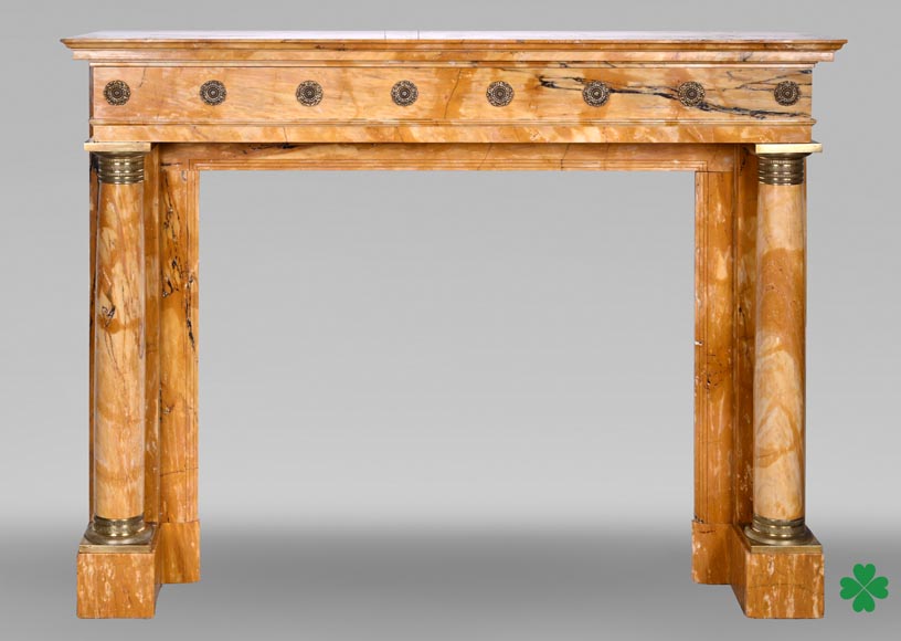 Cheminée de style Empire en marbre Jaune de Sienne à colonnes et rosaces en bronze doré-0