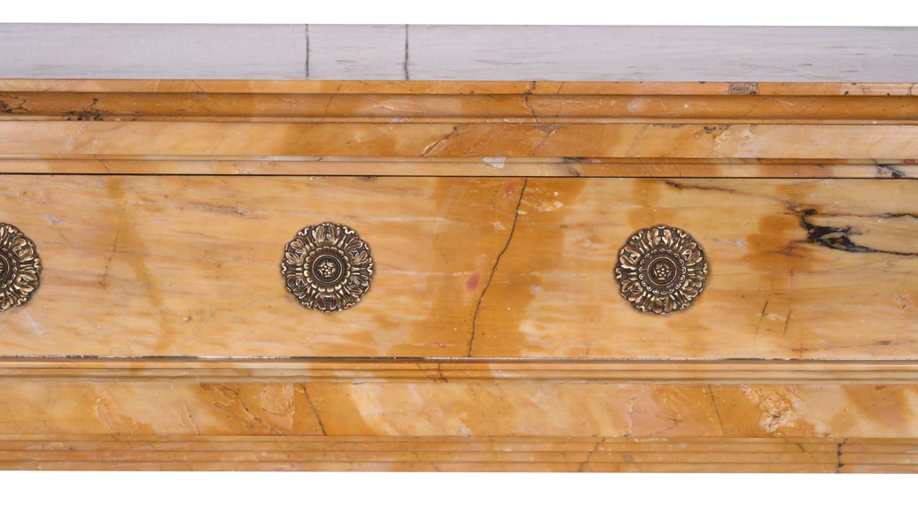Cheminée de style Empire en marbre Jaune de Sienne à colonnes et rosaces en bronze doré-1