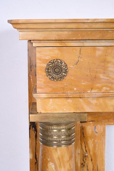 Cheminée de style Empire en marbre Jaune de Sienne à colonnes et rosaces en bronze doré-4