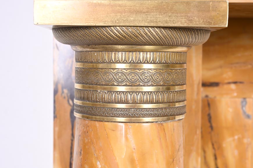 Cheminée de style Empire en marbre Jaune de Sienne à colonnes et rosaces en bronze doré-5