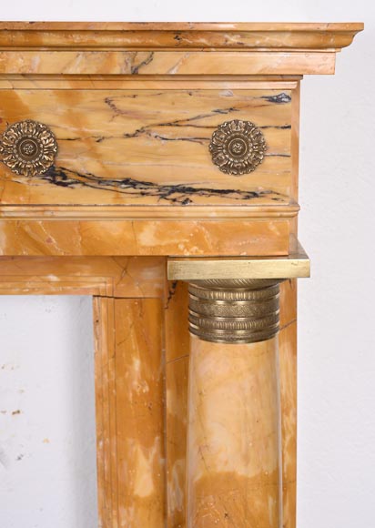 Cheminée de style Empire en marbre Jaune de Sienne à colonnes et rosaces en bronze doré-8