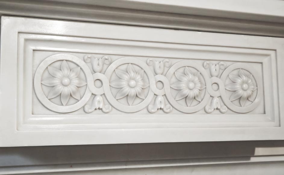 Importante cheminée style Louis XVI en marbre de Carrare, à décor de cannelure et de guirlande Importante cheminée style Louis XVI en marbre de Carrare, à décor de cannelure et de guirlande-2
