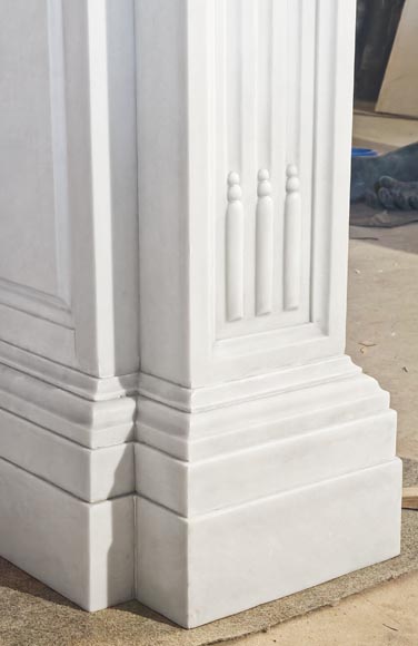 Importante cheminée style Louis XVI en marbre de Carrare, à décor de cannelure et de guirlande Importante cheminée style Louis XVI en marbre de Carrare, à décor de cannelure et de guirlande-7
