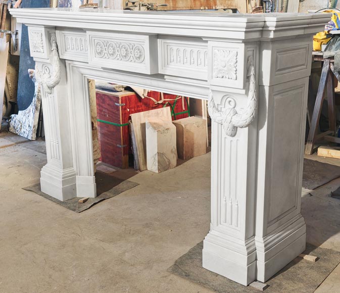 Importante cheminée style Louis XVI en marbre de Carrare, à décor de cannelure et de guirlande Importante cheminée style Louis XVI en marbre de Carrare, à décor de cannelure et de guirlande-8