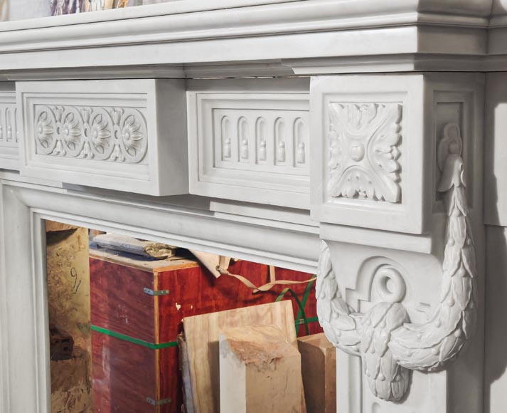 Importante cheminée style Louis XVI en marbre de Carrare, à décor de cannelure et de guirlande Importante cheminée style Louis XVI en marbre de Carrare, à décor de cannelure et de guirlande-10