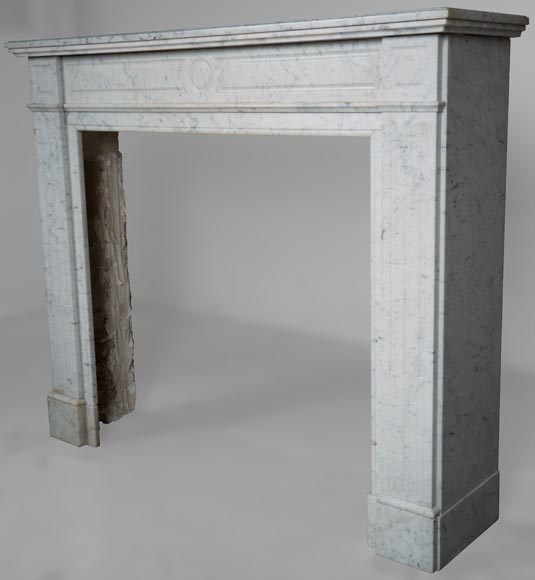 Petite cheminée de style Louis XVI en marbre de Carrare-5