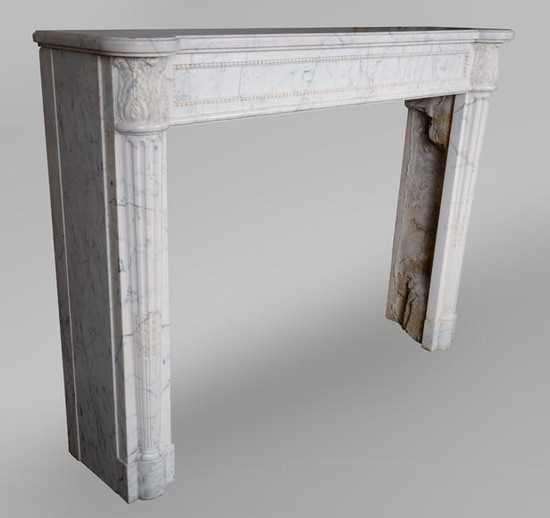 Cheminée d'époque Louis XVI à demies colonnes en marbre de Carrare veiné -3
