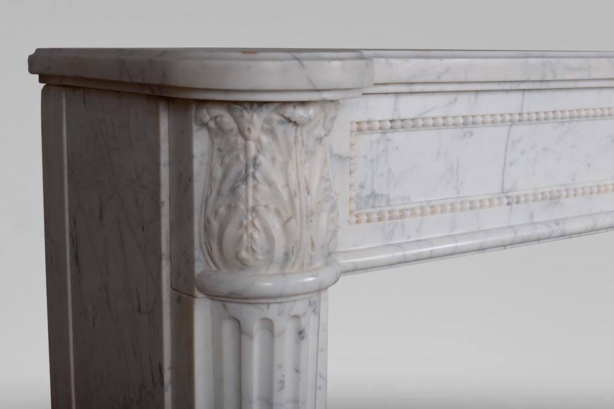 Cheminée d'époque Louis XVI à demies colonnes en marbre de Carrare veiné -4
