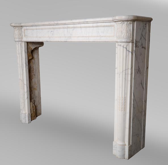 Cheminée d'époque Louis XVI à demies colonnes en marbre de Carrare veiné -6