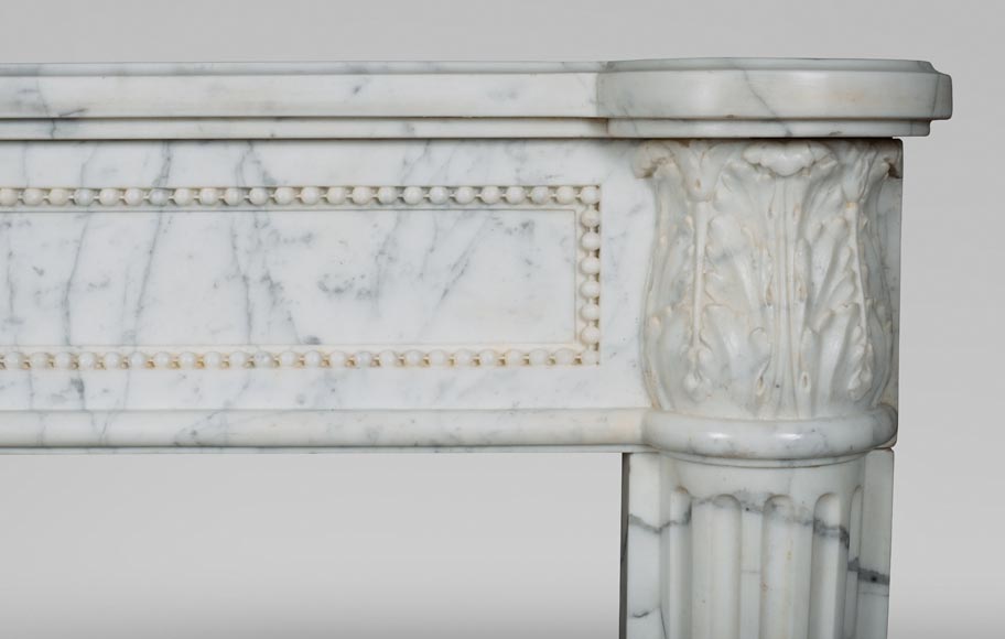 Cheminée d'époque Louis XVI à demies colonnes en marbre de Carrare veiné -7