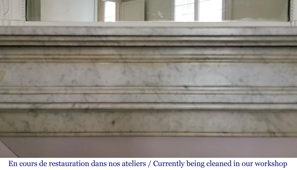 Cheminée ancienne de style Louis XVI à cannelures en marbre blanc de Carrare-1