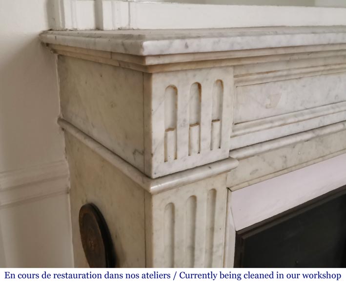 Cheminée ancienne de style Louis XVI à cannelures en marbre blanc de Carrare-3