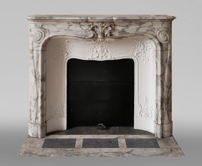 Cheminée ancienne de style Louis XV à volutes en marbre Arabescato-0