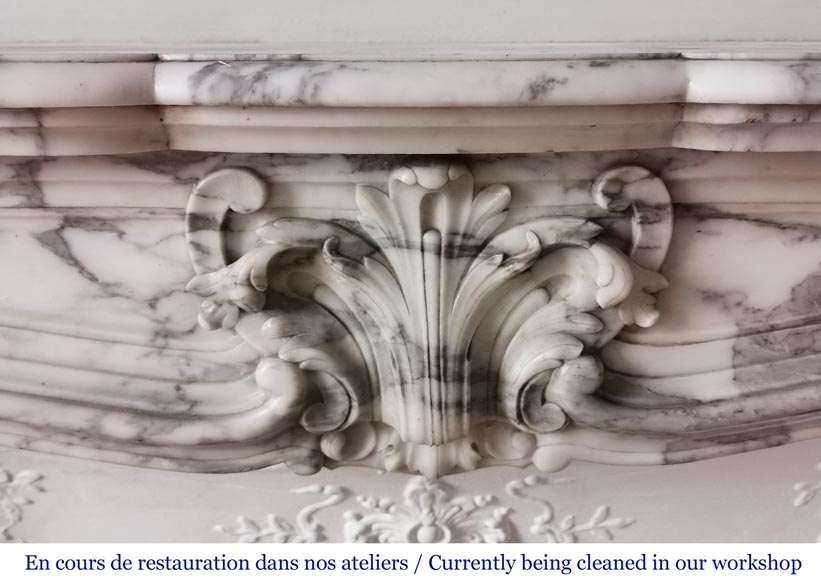 Cheminée ancienne de style Louis XV à volutes en marbre Arabescato-1