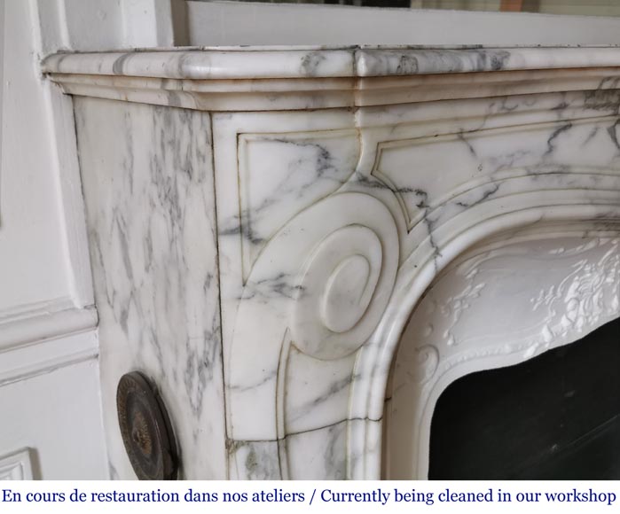 Cheminée ancienne de style Louis XV à volutes en marbre Arabescato-3