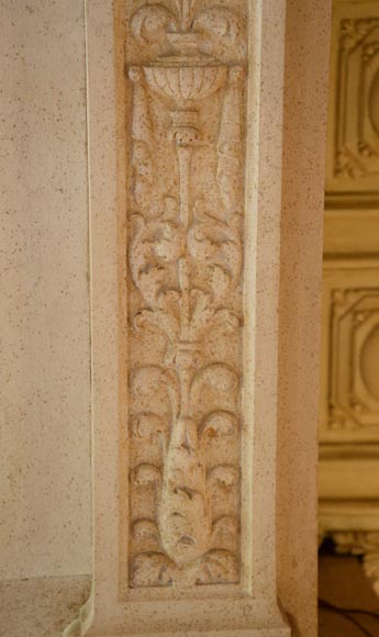 Cheminée en pierre monumentale de style Néo-Renaissance, aux armes du comte de Horn, vers 1905-17