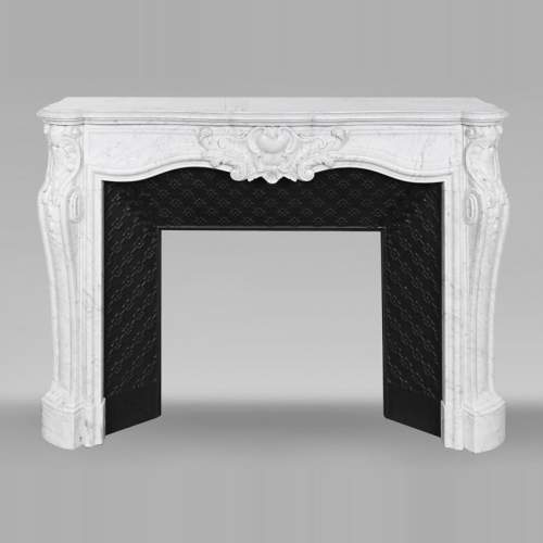 Cheminée de style Louis XV en marbre de Carrare, décorée d'une palmette