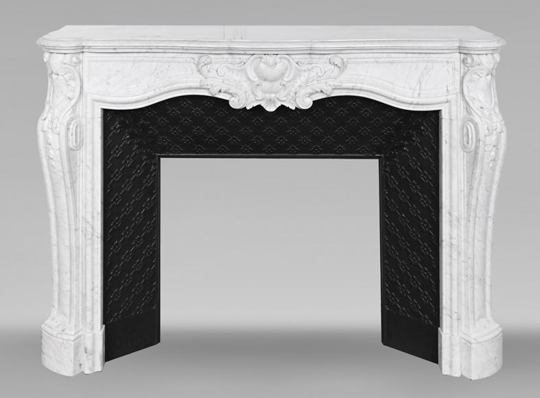 Cheminée de style Louis XV en marbre de Carrare, décorée d'une palmette-0