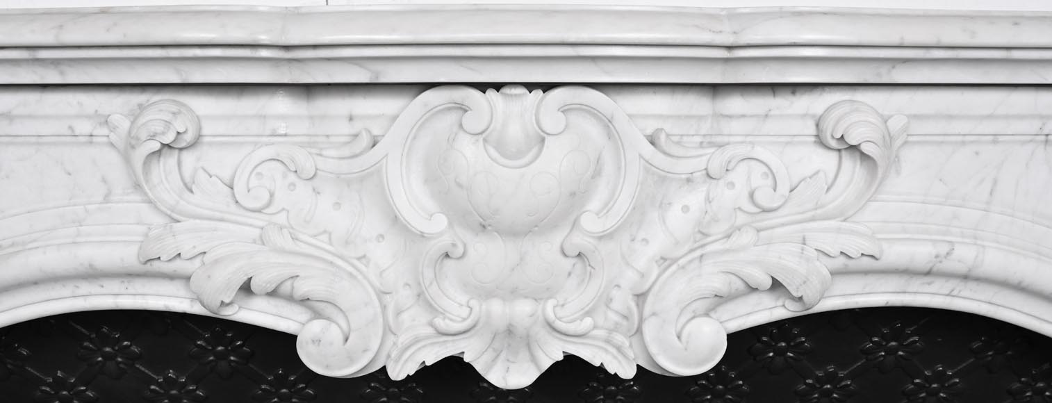 Cheminée de style Louis XV en marbre de Carrare, décorée d'une palmette-1