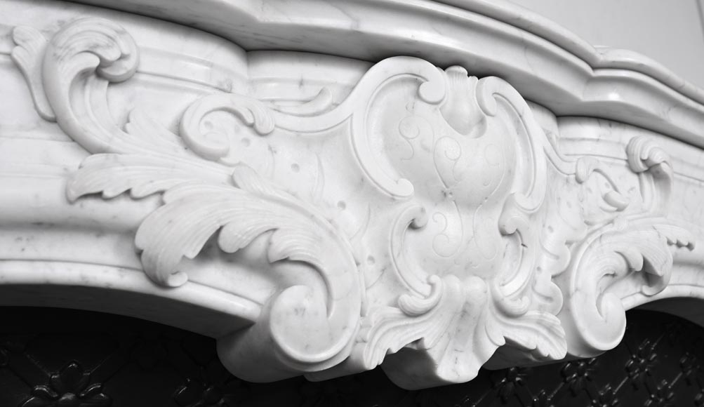Cheminée de style Louis XV en marbre de Carrare, décorée d'une palmette-2