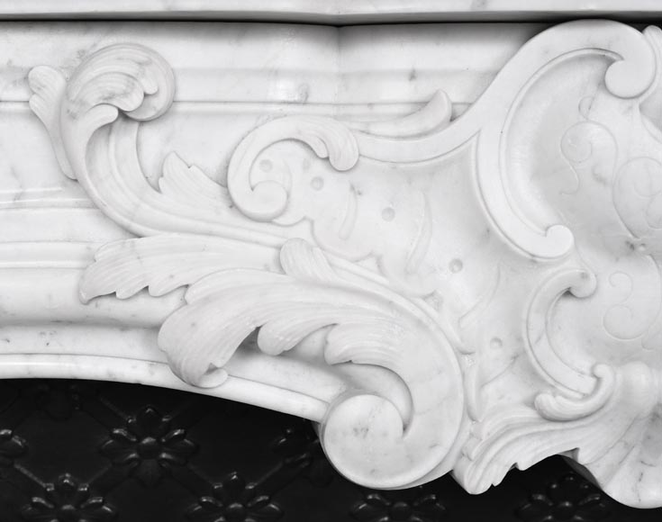 Cheminée de style Louis XV en marbre de Carrare, décorée d'une palmette-3