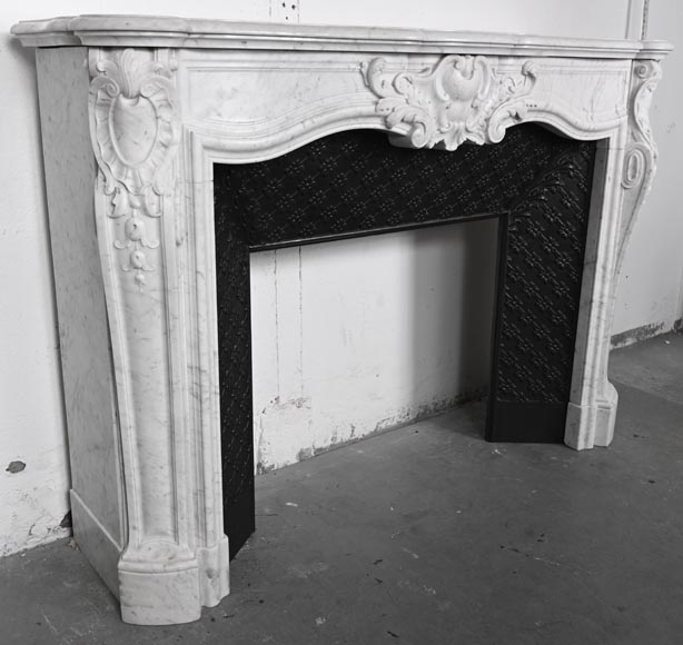 Cheminée de style Louis XV en marbre de Carrare, décorée d'une palmette-4