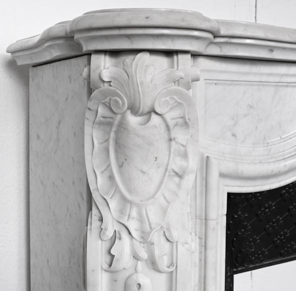 Cheminée de style Louis XV en marbre de Carrare, décorée d'une palmette-5