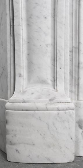 Cheminée de style Louis XV en marbre de Carrare, décorée d'une palmette-6