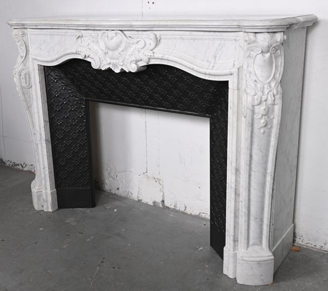 Cheminée de style Louis XV en marbre de Carrare, décorée d'une palmette-7