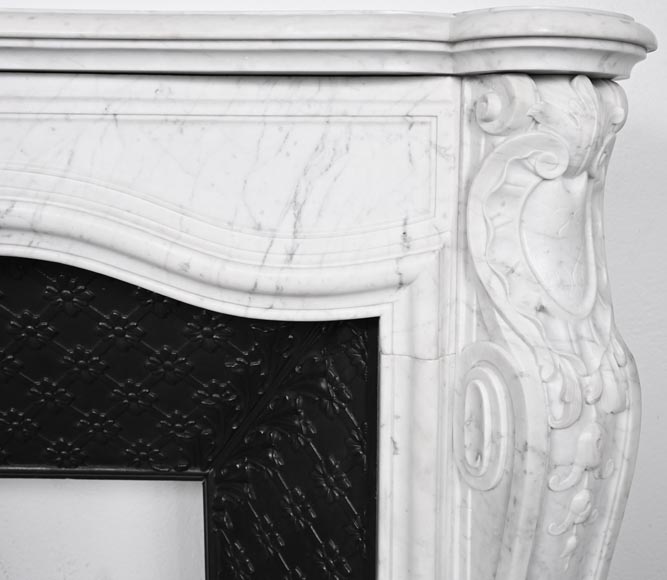 Cheminée de style Louis XV en marbre de Carrare, décorée d'une palmette-8
