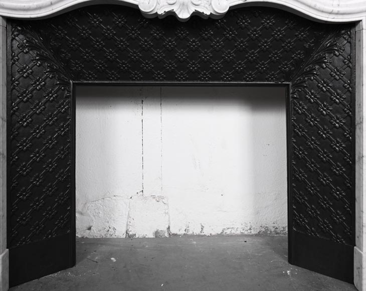Cheminée de style Louis XV en marbre de Carrare, décorée d'une palmette-10
