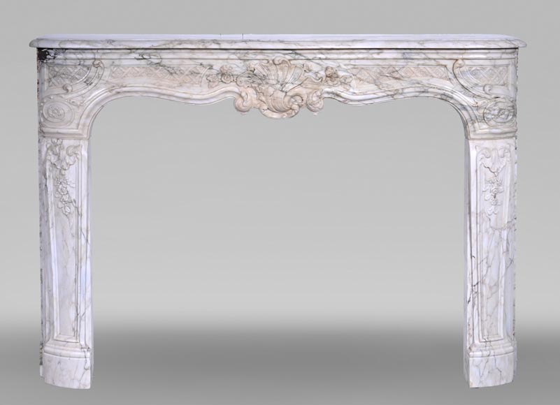 Cheminée d’époque Louis XV en marbre Arabescato au bandeau finement sculpté-0